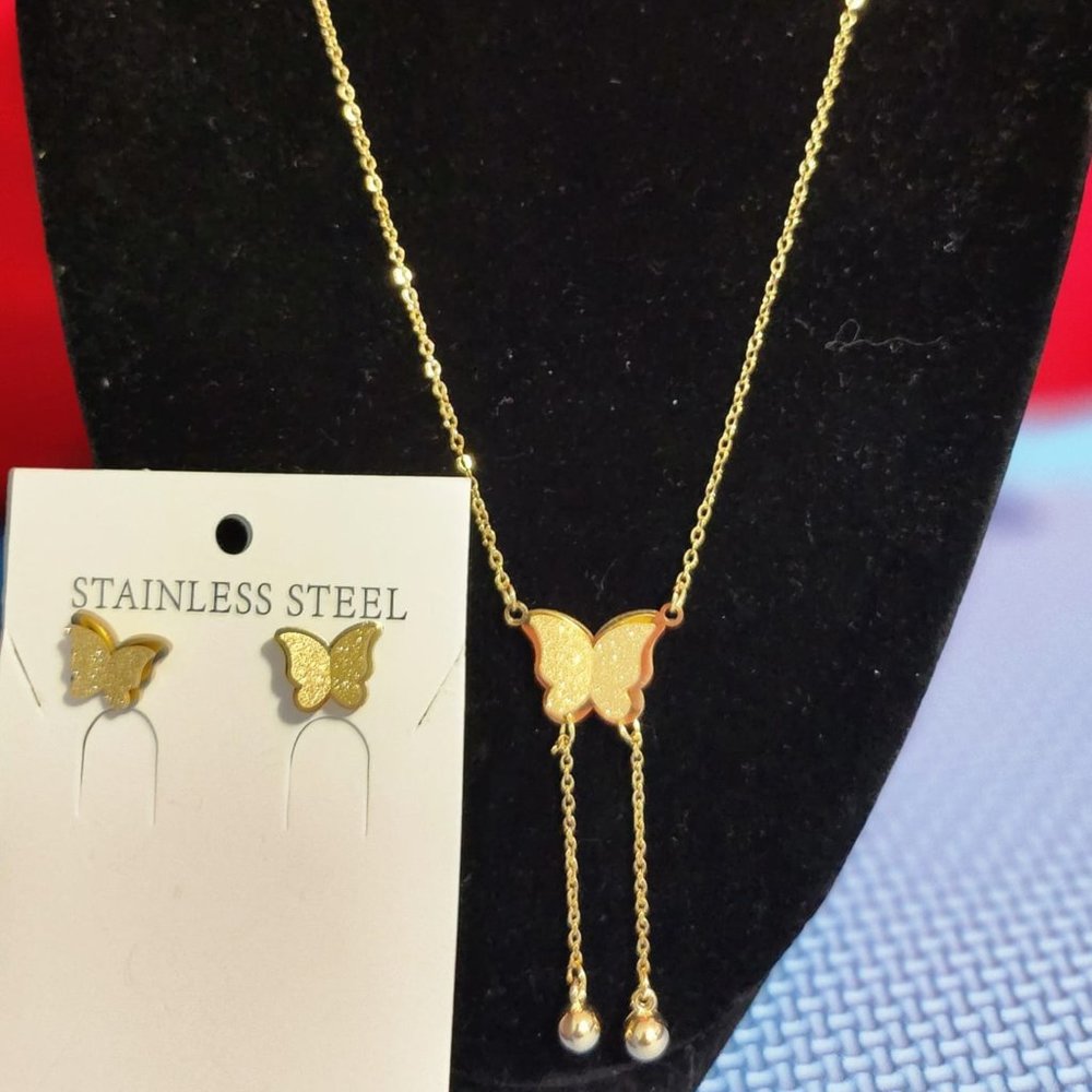 Beautiful earrings and chain from the Stainless Stell brand. Elegant and youthfu